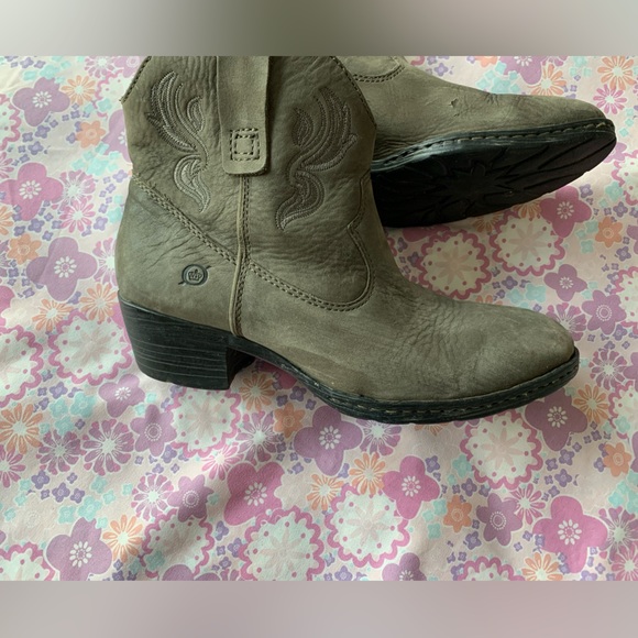 BORN riven western embroidered grey booties size 8.5 (40) - Picture 5 of 12